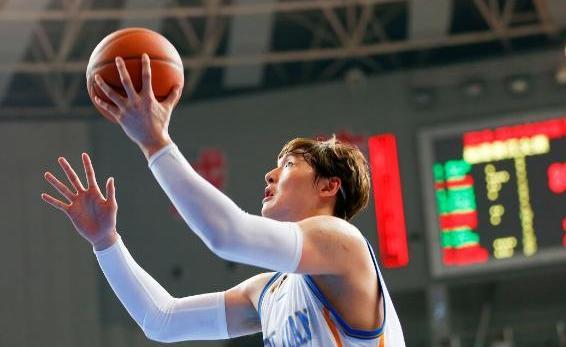 王哲林43分22板,创生涯新高,球迷纷纷让他滚