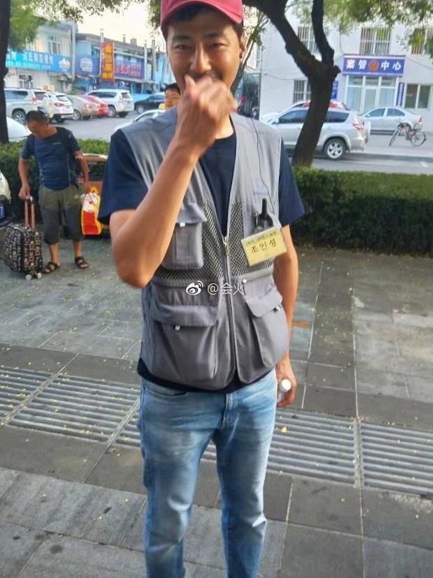 网友偶遇赵寅成跟团旅游,留学生携琴乘机被赶