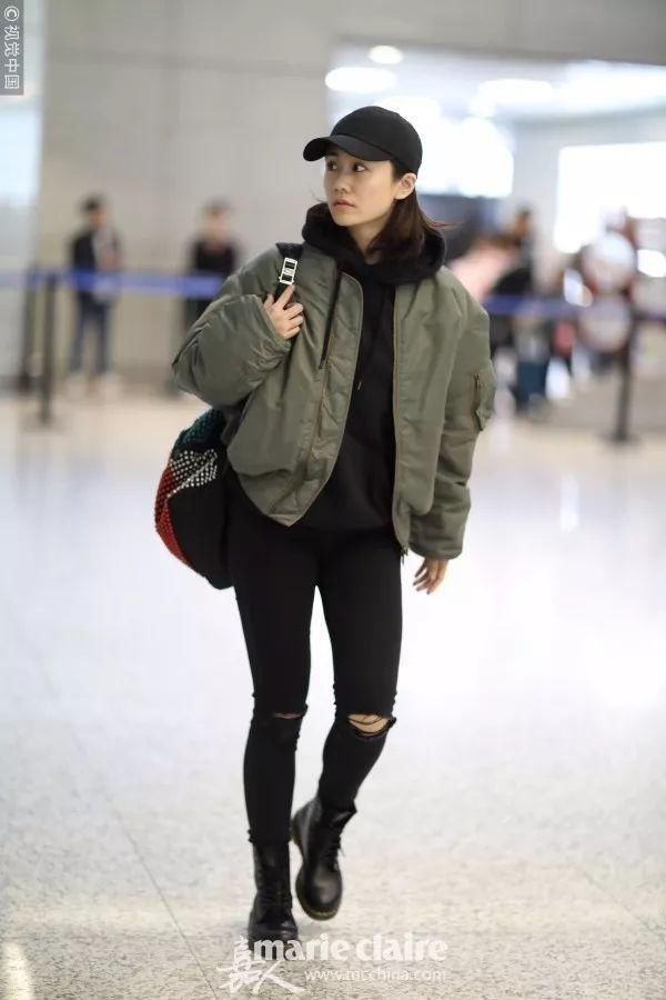 刘雯穿马丁靴配牛仔裤很酷,宋茜也是