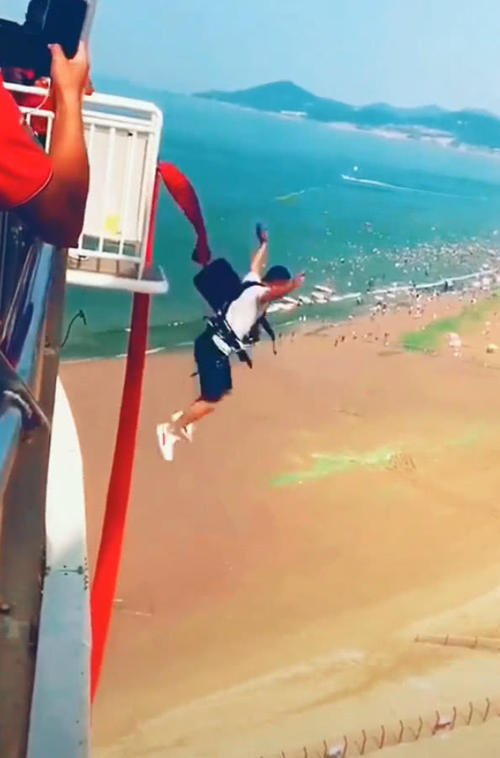 这应该是抖音里最厉害的蹦极,网友:强烈要求退