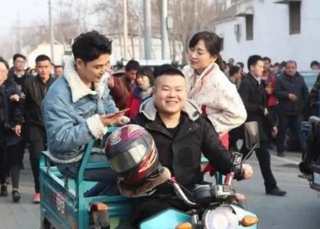 明星回乡后是什么样子？王源开三轮，而她全程不摘墨镜吃饭不动筷