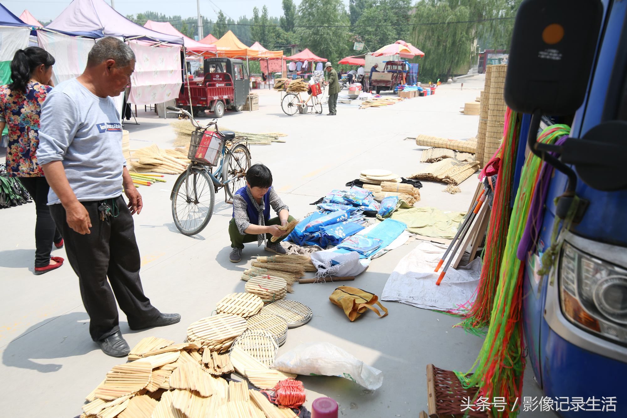 30度高温农村大集65岁大叔卖自制质朴无华家用品薄利，一天赚百元