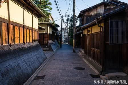 游客去到日本被当地美女一把抱住，导游说了句话，男子不吭声了