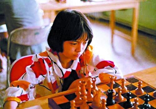 她是美女棋后，不顾父母反对远嫁卡塔尔，42岁的她如今长这样