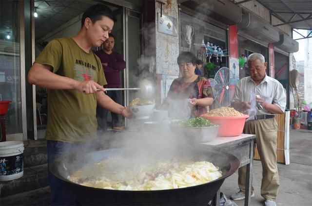 河南小伙一年四季只卖这种菜，6块钱一碗，每天400碗不够卖