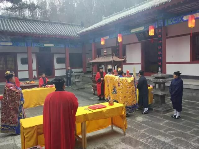 细雨绵绵仙气缭绕，新春祈福隆重举行！