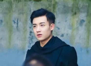 谷嘉诚赵露思什么关系:谷嘉诚喜欢迪丽热巴嘛