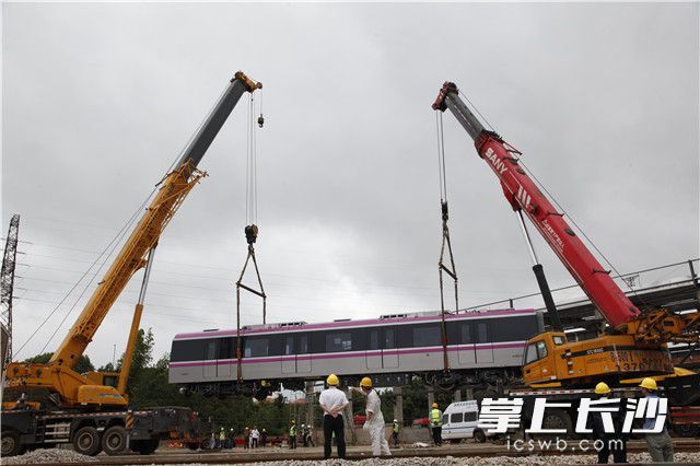 地铁4号线首列车“亮翅”长沙