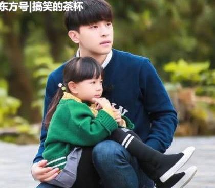 邓伦女儿参加《天天向上》,网友都说:漂亮的都