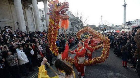 全世界都在过春节，看看国外的中国年，张灯结彩还写起了对联……