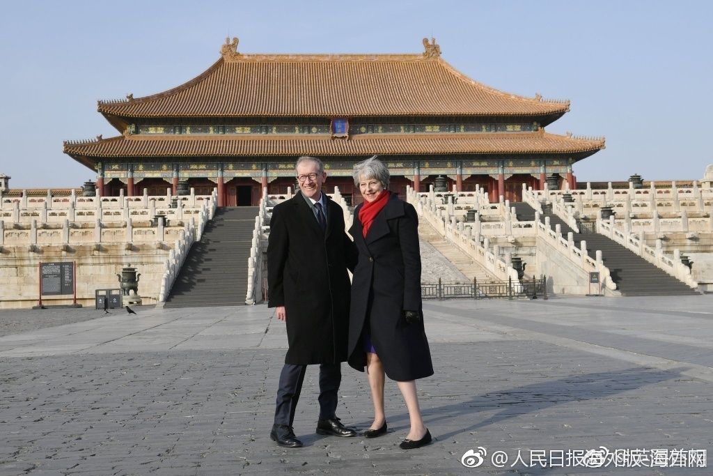 英国首相特蕾莎·梅访华第二天 偕丈夫参观故