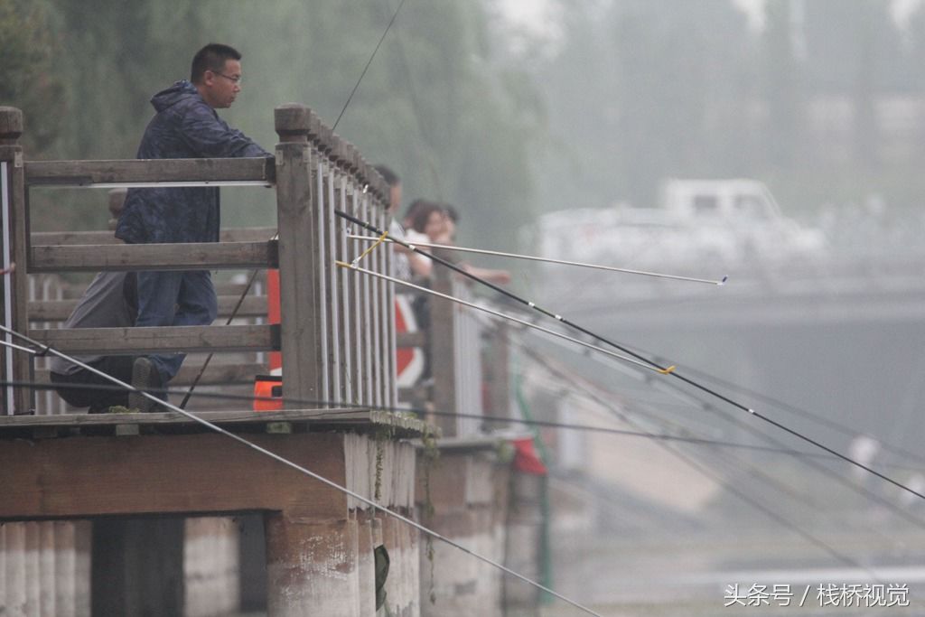 大雨过后河中鱼儿真多，青岛市民扎堆钓鱼乐真是舒坦