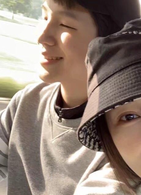寇振海女儿梦萍晒近照，43岁素颜状态好，俩儿子超帅星范儿足