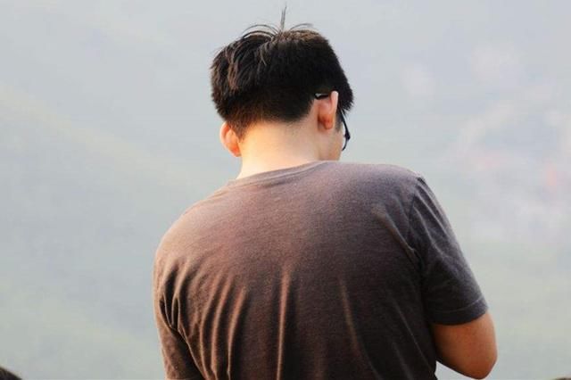 进城看望闺女，亲家母让我睡阳台，女婿通宵做一事，我哭红双眼