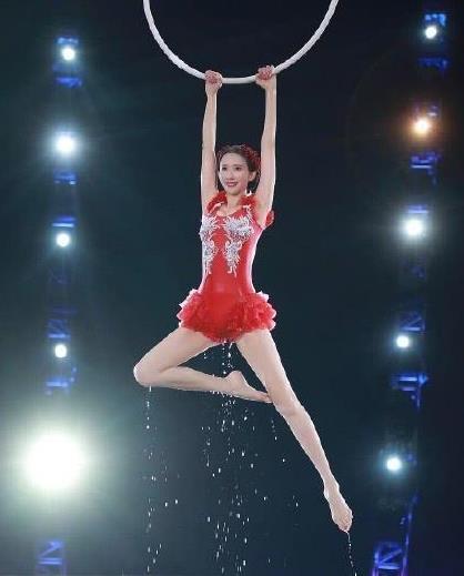 44岁林志玲春晚表演绝了 超高难度水上芭蕾