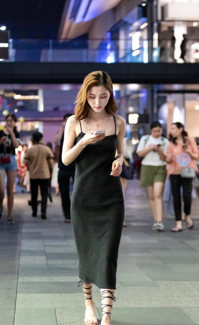 街拍:小姐姐穿上连体裙,回眸一笑,应该没人能够