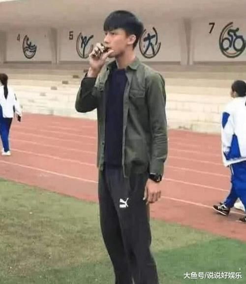 别人家的女生项链,因高中女生太调任,只痴迷老师体育轻奢图片