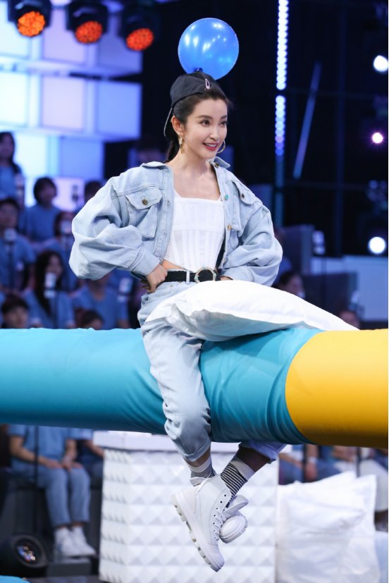 什么衣服都难不倒李冰冰，穿牛仔服套装，内搭背心像塑身衣