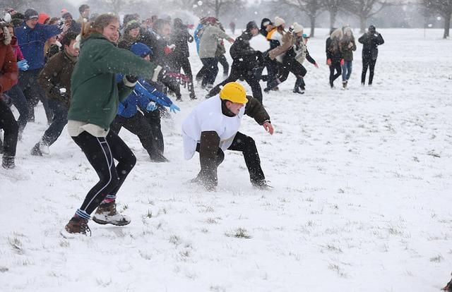 英国遇“超级暴雪” 300人打雪仗嗨翻天