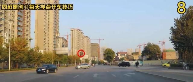 路口黄灯持续闪烁