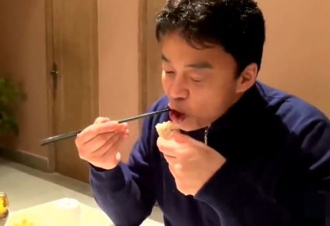 韩国大叔第一次吃红烧肉,称赞中国人厉害,节目
