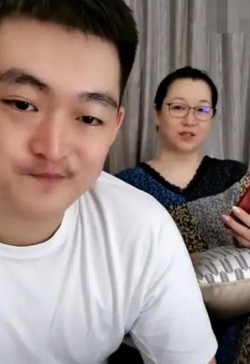赵本山小儿子与55岁母亲直播，透露工资7500，母亲富态美丽