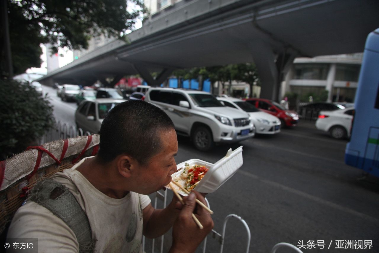 实拍农民工午饭，不舍得吃的他们，尽可能省下钱寄回老家补贴家用