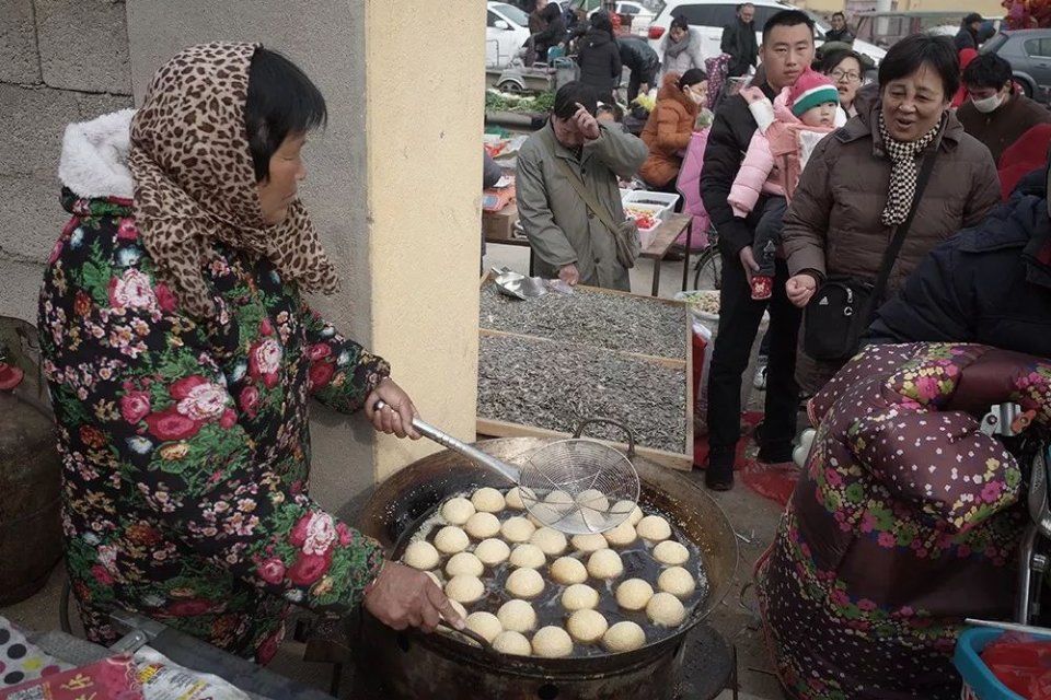 腊月二九 山东临沂万人露天集市:这样赶集才有过年的味!