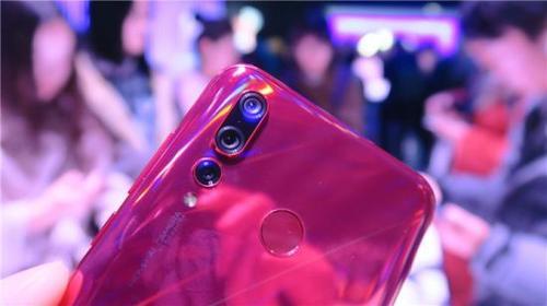 华为nova 4现场上手图赏:屏幕打孔你喜欢吗?