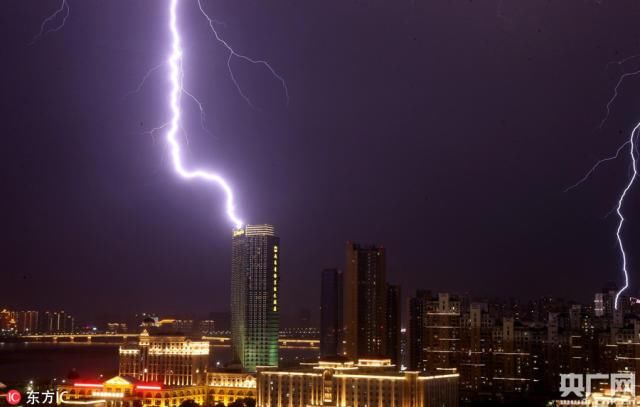 暴雨夜 南昌2小时闪电3000次