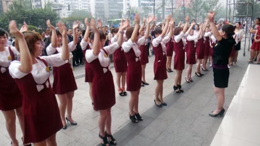 美容院老板要求员工 喊口号+跳操 ,第二天到店