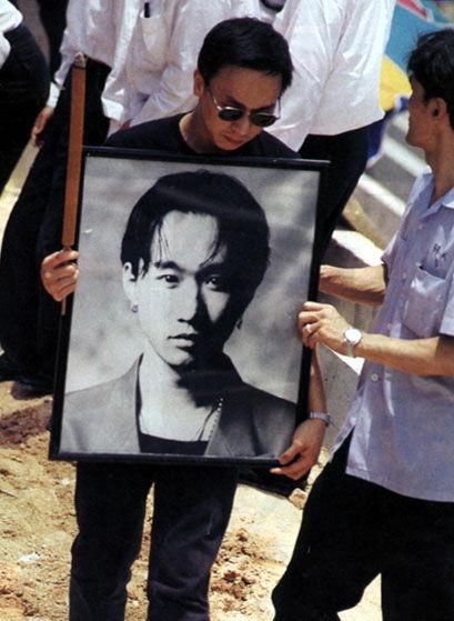 香港歌星黄家驹31岁意外摔死,墓志铭镌刻"摇摆精神,永