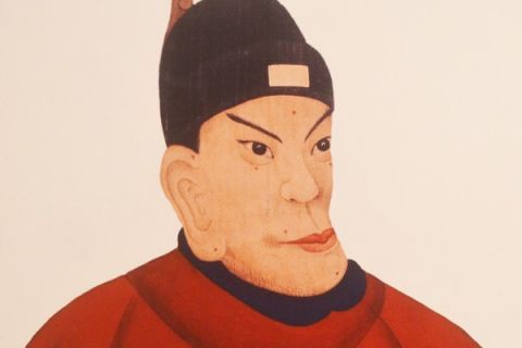 剧中朱元璋穿着龙袍,阴郁的眼睛和月牙一样的脸.