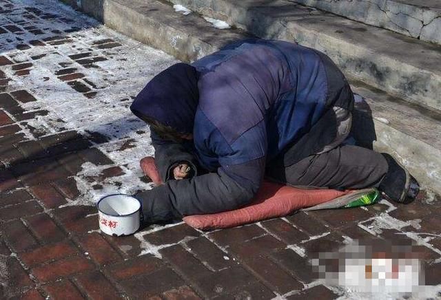 分手后发现有宝宝，瞒着男友生下，三年家里来一乞丐，我含泪结婚