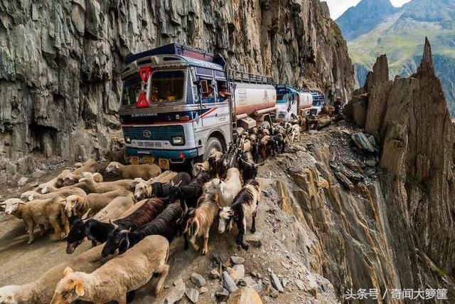 世界上15个超危险道路这些人真的在冒着生命危险在前进啊!