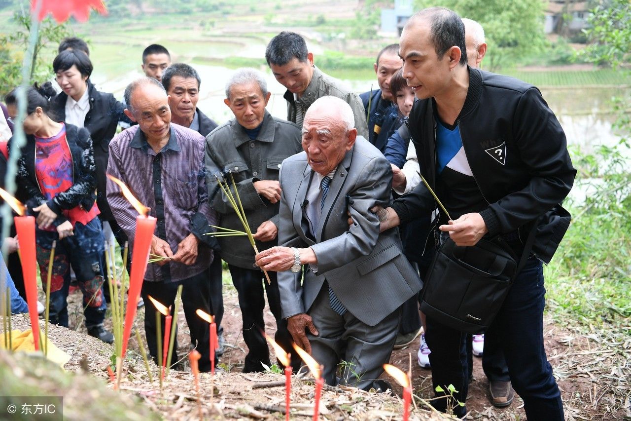 20岁离家抗日77年后回家，父母坟前跪拜敬香失声痛哭