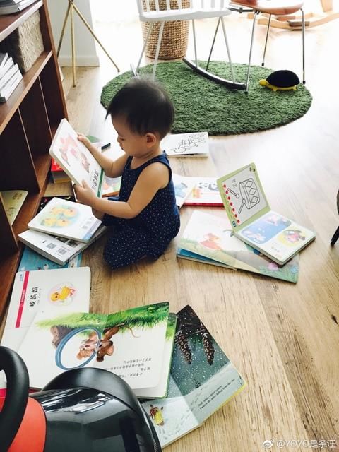 张梓琳女儿不足两岁就看英文书,头发颜色像挑