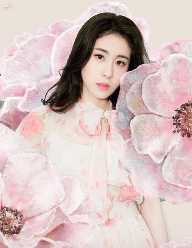 张碧晨与杨钰莹,同穿粉色仙女裙,18岁的差距立显!