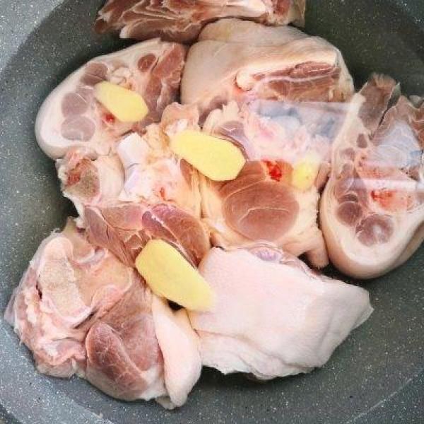 #硬核米饭制作人#做法炖猪肘子鱼形状的冬菇菜谱图片