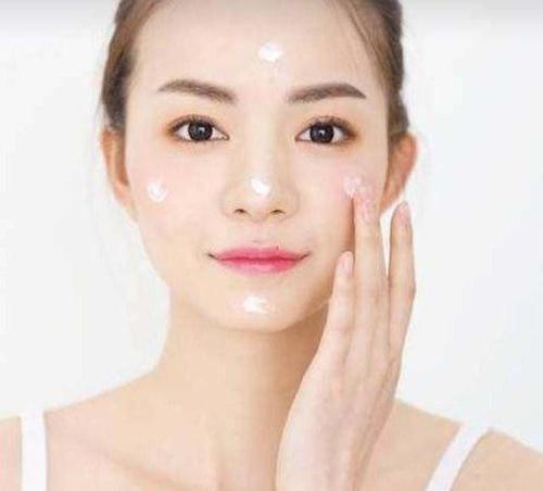 女生化妆师:女生别瞎涂BB霜,卡粉浪费还起皮,吃宝羊影视图片