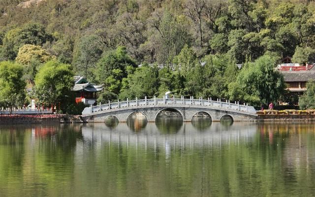 湖南和江西修建的一条铁路，对沿线地区社会经济影响深远