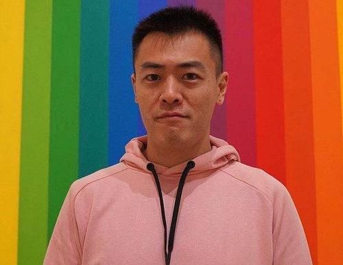 刘銮雄40岁儿子刘鸣炜恋情曝光，平民女友样貌普通，现以同居