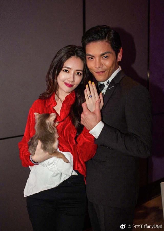 超甜蜜!向佐郭碧婷同游尼泊尔,两人情侣装手牵