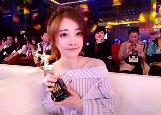 斗鱼冯提莫牵手杨宗纬,最萌身高差献唱凉凉!水