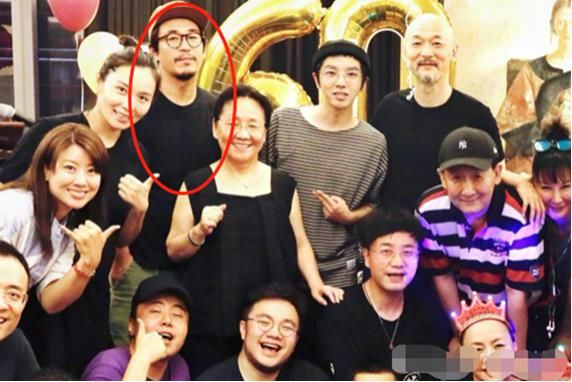 65岁张国立近照曝光，如今为了生活依然在剧组来回奔波，身体大不如前
