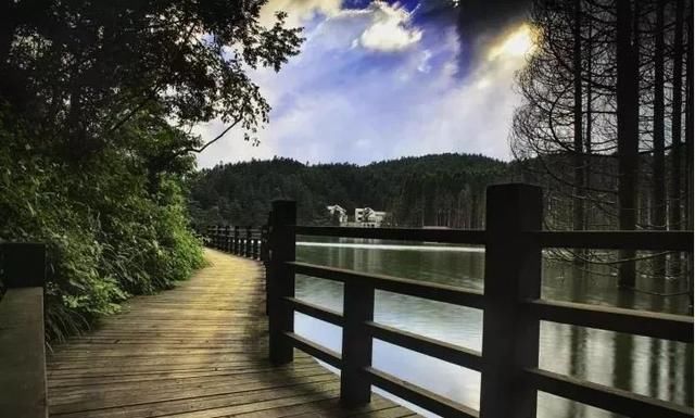 所有长沙人,中国大山游了个遍,你可见过山顶上跑火车?