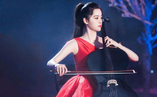 欧阳娜娜一袭红裙拉大提琴,表情认真美如天仙