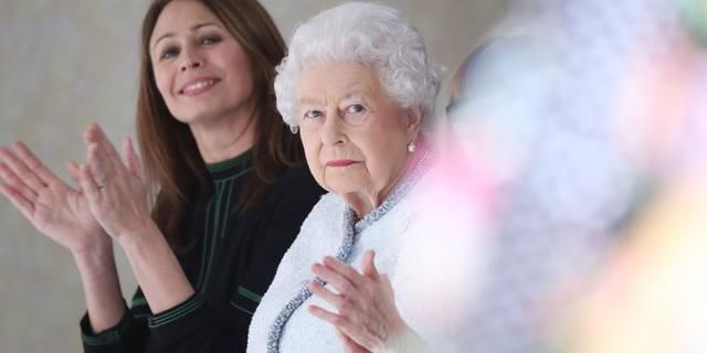 英国女王首次惊喜亮相伦敦时装周!为时装周划