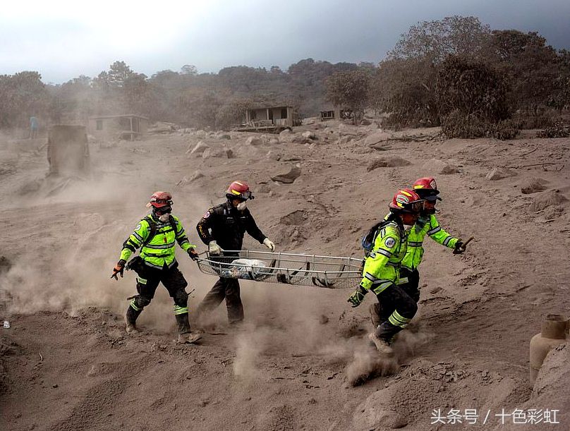 危地马拉火火山剧烈喷发 火山灰覆盖整个村庄无人生还