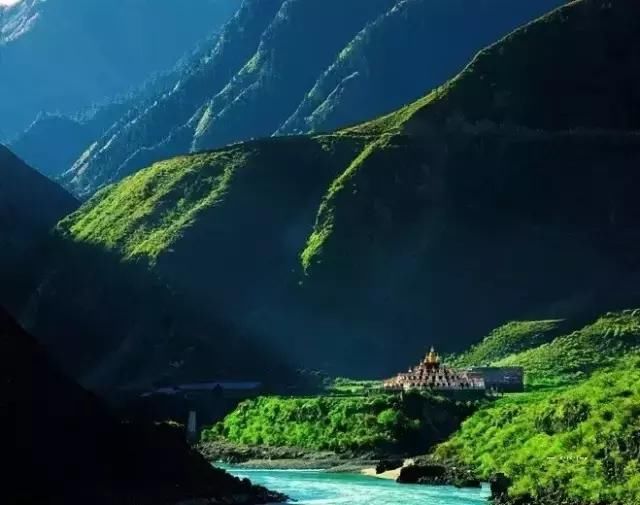 雅砻江大峡谷:探秘地之肚脐